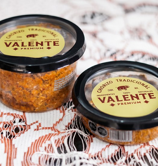 Chorizo Valente servido en pan con producto empacado